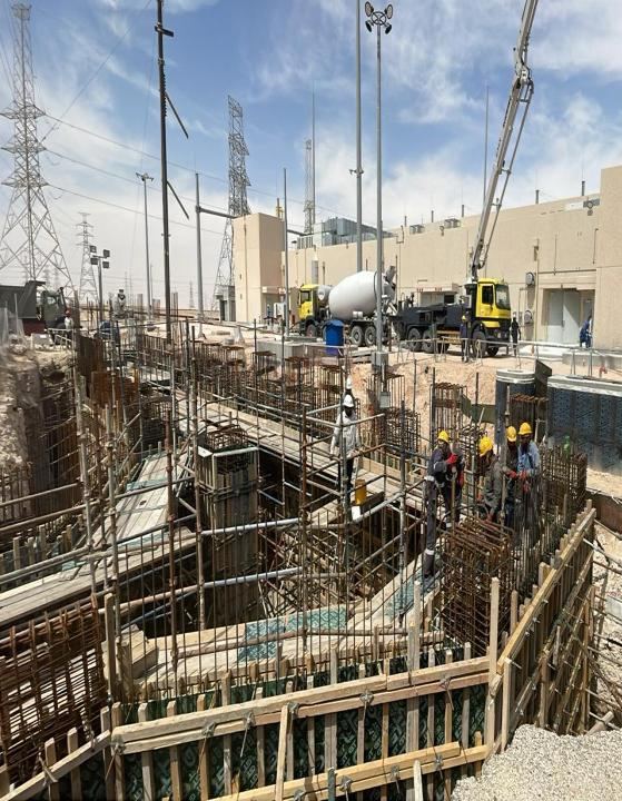 Steel structure erection with tower cranes